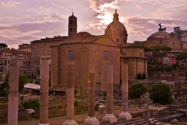 Bu Forum Romanum olarak adlandırılan Roma'nın ünlü antik pazarı bir görünümüdür. 5 Ağustos 2018. Roma, İtalya.