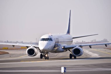 Bu Pll çok uçak Embraer Erj 195 görünümü Sp-Lne Varşova Chopin Havaalanı olarak kayıtlı bir görünümdür. 28 Şubat 2019. Varşova, Polonya.