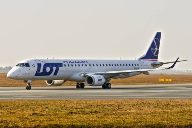 Bu Pll çok uçak Embraer Erj 195 görünümü Sp-Lne Varşova Chopin Havaalanı olarak kayıtlı bir görünümdür. 28 Şubat 2019. Varşova, Polonya.