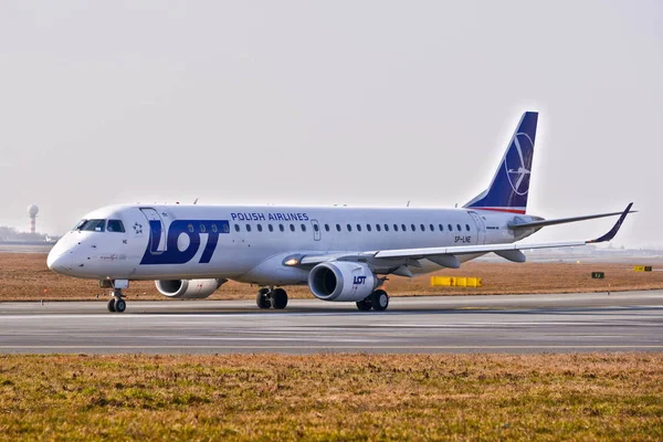 Bu Pll çok uçak Embraer Erj 195 görünümü Sp-Lne Varşova Chopin Havaalanı olarak kayıtlı bir görünümdür. 28 Şubat 2019. Varşova, Polonya.
