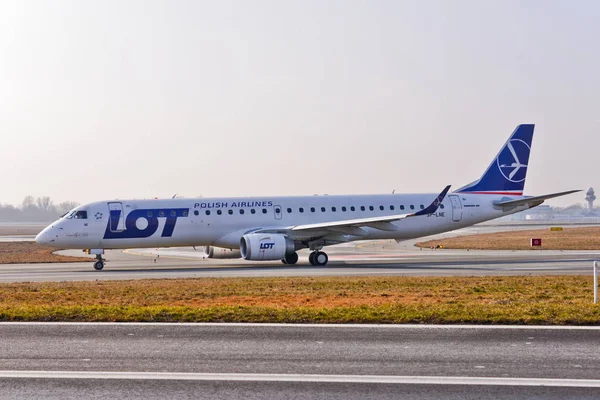 Αυτή Είναι Μια Άποψη Του Pll Lot Αεροπλάνο Δείτε Embraer — Φωτογραφία Αρχείου