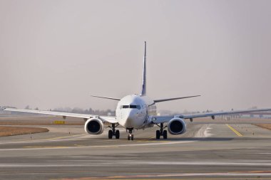 Bu, Pll çok uçağı Boeing 737 - 89 Sp-Lwd Varşova Chopin Havaalanı olarak kayıtlı p bir görünümdür. 28 Şubat 2019. Varşova, Polonya.