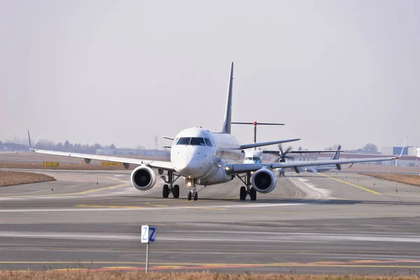 Esta Una Vista Del Avión Lot Embraer Erj 170 Pintado —  Fotos de Stock