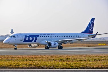 Bu bir çok uçak Sp-Lni Varşova Chopin Havaalanı olarak Embraer Erj 170 kayıtlı görünümüdür. 28 Şubat 2019. Varşova, Polonya.