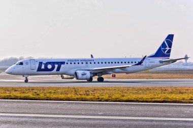 Bu bir çok uçak Sp-Lni Varşova Chopin Havaalanı olarak Embraer Erj 170 kayıtlı görünümüdür. 28 Şubat 2019. Varşova, Polonya.