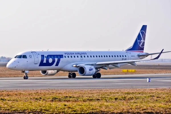 Bu bir çok uçak Sp-Lni Varşova Chopin Havaalanı olarak Embraer Erj 170 kayıtlı görünümüdür. 28 Şubat 2019. Varşova, Polonya.