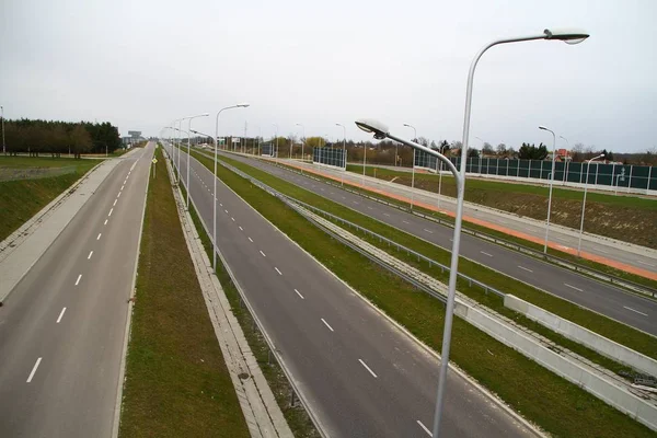Bu Lublin'deki Solidarnosci otoyolunun manzarası. 16 Nisan 2019. Lublin, Polonya. 