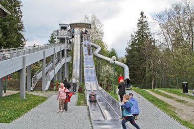 Bu Krynica Zdroj Parkowa Dağı'nın tepesinde slayt bir görünümüdür. 2 Mayıs 2019. Parkowa Dağı, Krynica Zdroj, Polonya.