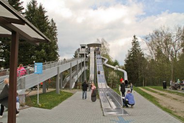 Bu Krynica Zdroj Parkowa Dağı'nın tepesinde slayt bir görünümüdür. 2 Mayıs 2019. Parkowa Dağı, Krynica Zdroj, Polonya.