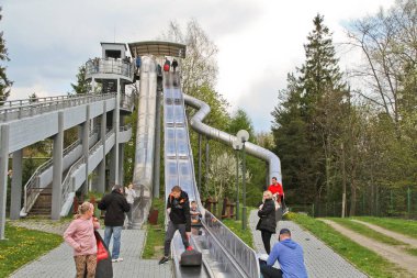 Bu Krynica Zdroj Parkowa Dağı'nın tepesinde slayt bir görünümüdür. 2 Mayıs 2019. Parkowa Dağı, Krynica Zdroj, Polonya.