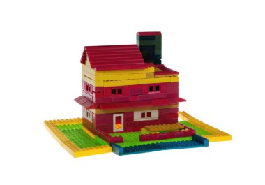  Çocuk oyuncak evi renkli bloklardan yapılmıştır. 