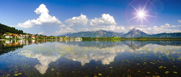 Vista Ampla Ângulo Para Alpes Gama Montanhas Espelhamento Lago Forggensee — Fotografia de Stock