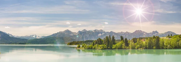 Širokoúhlý Pohled Alpy Pohoří Zrcadlení Jezeře Forggensee Regionu Zahradu Bavorsku — Stock fotografie