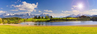 panoramik, yatay, Bavyera Alpleri dağ ve göl Forggensee