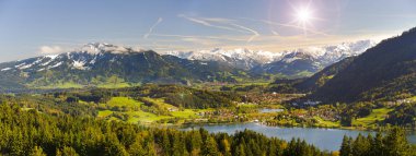 alp dağ silsilesi Gölü Alpsee Allgaeu Bavyera bölgesinde yakın görünümüne geniş açı