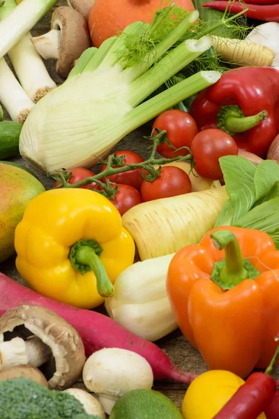 Friss zöldségek és gyümölcsök piacról — Stock Fotó