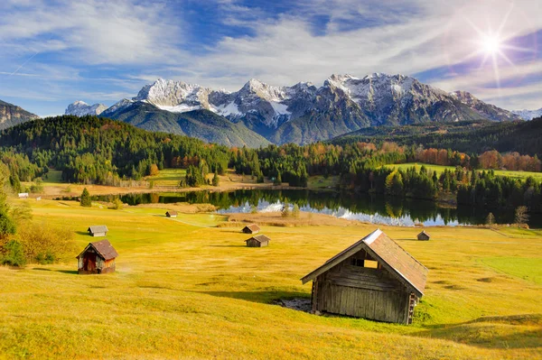 Karwendel mit See in Bayern im Indischen Sommer im Oktober — Stockfoto