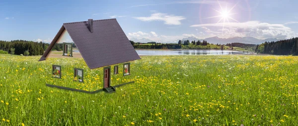 Модель дома в красивом ландшафте — стоковое фото