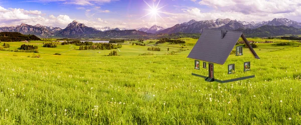 Casa modello in bellissimo paesaggio — Foto Stock