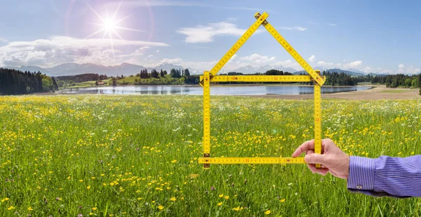 Modelo de casa em bela paisagem — Fotografia de Stock