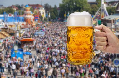 bira bardağı elinde Ekim Festivali'nde Münih'te izole.