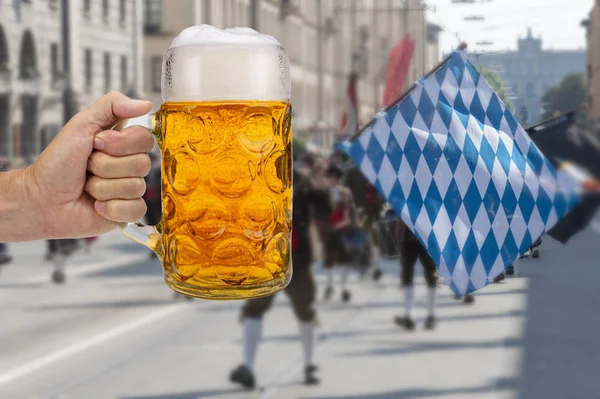 Απομονωμένες Κούπα Μπύρα Στο Χέρι Στο Oktoberfest Στο Μόναχο — Φωτογραφία Αρχείου