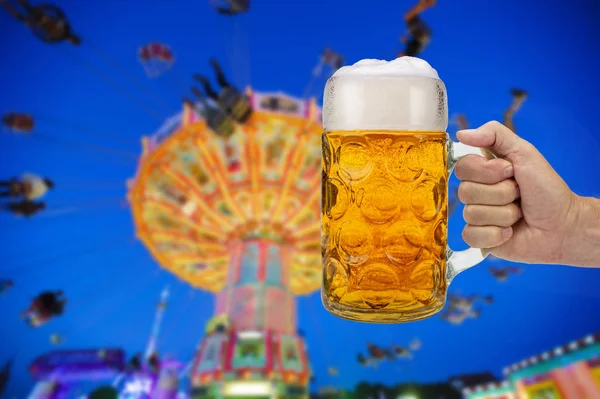 Mugg öl håller i handen på Oktoberfest i München — Stockfoto