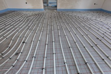 Yeni inşa edilen evde yerden ısıtma montajı