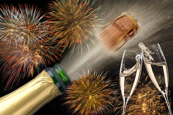 Garrafa salpicante de champanhe com rolha de cortiça voadora e fogos de artifício — Fotografia de Stock