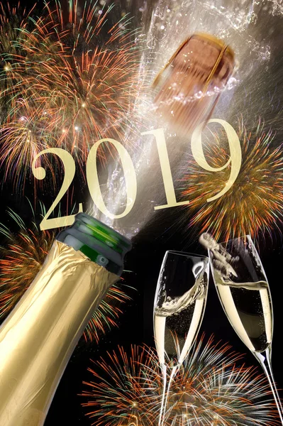 ボトル シャンパン コルクとシルベスター 2019年で花火付きのしぶき — ストック写真