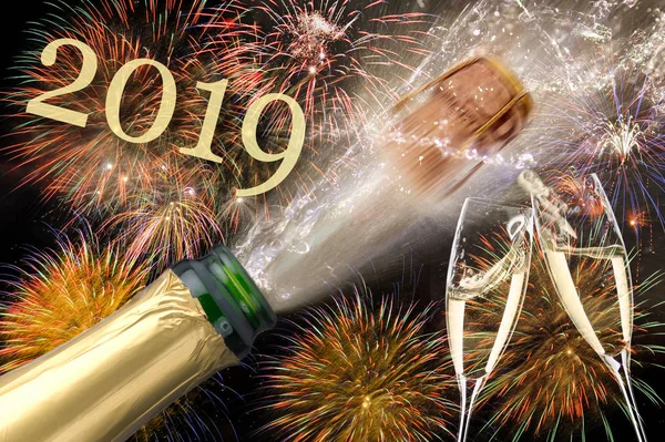 Fles champagne met kurk en vuurwerk bij Silvester 2019 vliegende spetters — Stockfoto