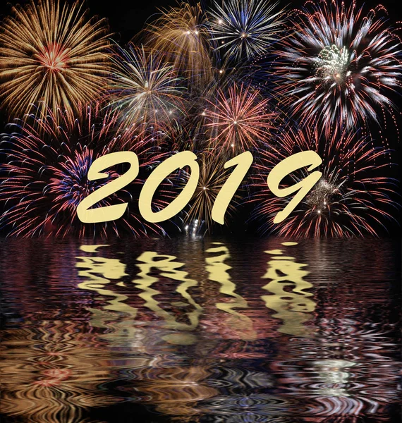 Feuerwerk am Silvester- und Neujahrstag 2019 — Stockfoto