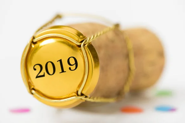 Mantar tıpa, şampanya yılbaşı tarihi 2019 ve kopya alanı ile — Stok fotoğraf