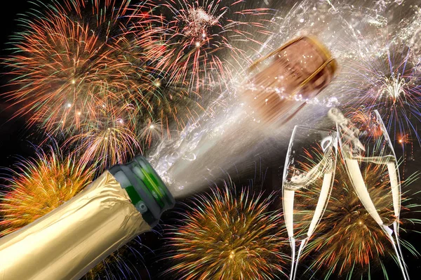 Fröccsenő üveg pezsgőt, repülő, parafa- és tűzijáték: Silvester 2019 — Stock Fotó