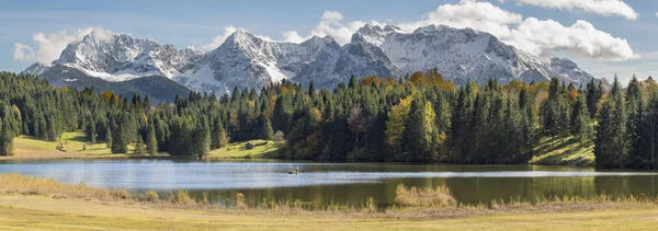 Beau paysage rural en Bavière avec des montagnes Karwendel à l'automne — Photo