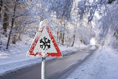 Uyarı işareti için buz ve yolda kar kış