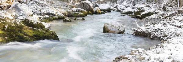 Rivier Loisach bij koude winterdag in sneeuw en ijs — Stockfoto