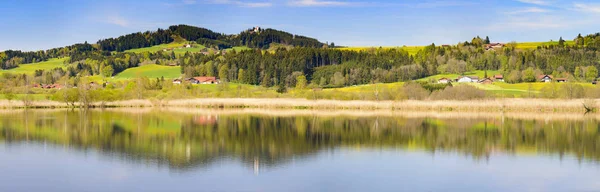Piękny krajobraz w Bawarii dublowanie w jezioro Forggensee z idealnej symetrii — Zdjęcie stockowe