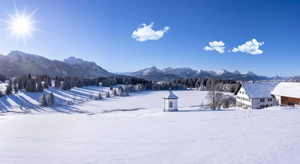 Paisagem rural panorâmica na Baviera no inverno — Fotografia de Stock