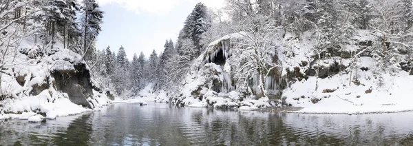 川バイエルンのアマーで凍った滝のつらら — ストック写真
