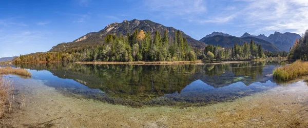 Vista Panorámica Las Montañas Karwendel Reflejándose Lago Del Río Isar — Foto de Stock