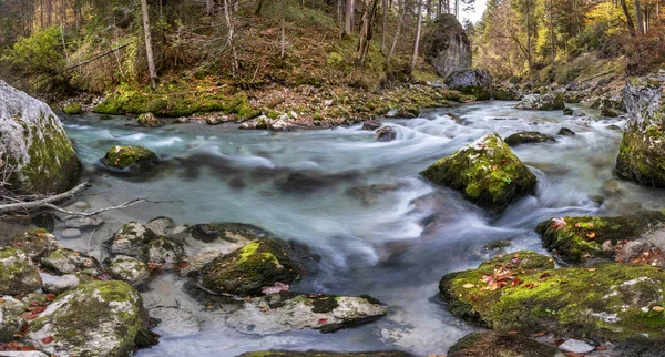 洛瓦赫河在野生峡谷附近的城市加米施在巴伐利亚 — 图库照片