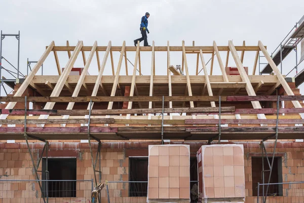 Nieuwe Huis Bouw Met Houten Dak — Stockfoto