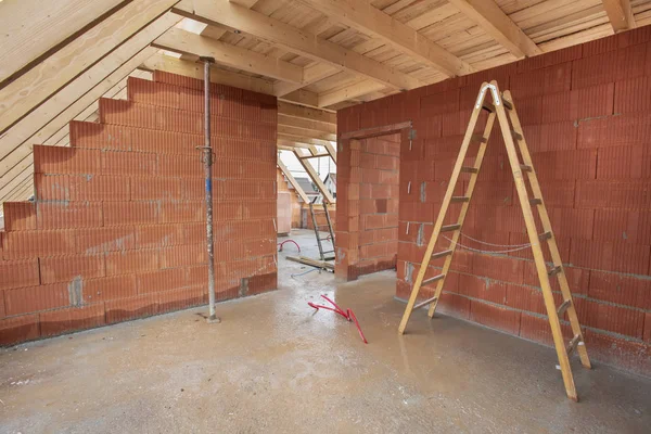 Yeni İnşaat ahşap çatı ile evde