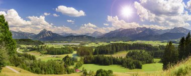 panoramik göl ve dağ Bavyera güzel peyzaj