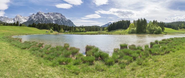 Панорамный Вид Красивый Пейзаж Баварии Озером Горами — стоковое фото