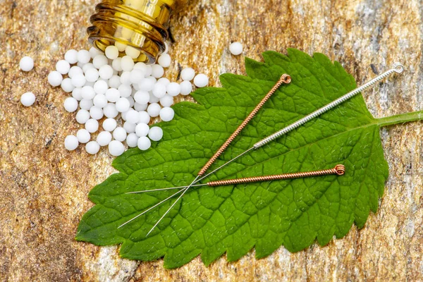 Alternativmedizin Mit Homöopathischen Pillen Und Akupunktur — Stockfoto