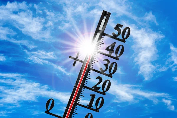 Θερμόμετρο Δείχνει Βαθμούς Στη Θερμότητα Του Καλοκαιριού — Φωτογραφία Αρχείου