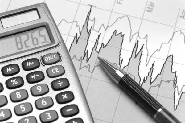 Cálculo financeiro com gráfico do mercado bolsista — Fotografia de Stock