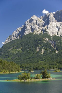  Almanya'da Zugspitze sıradağlarında Eibsee Gölü
